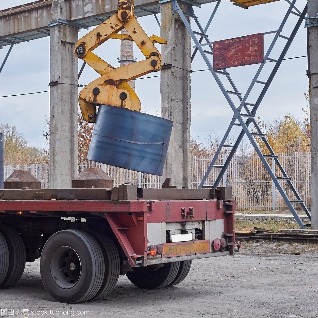 起重机装卸与金属带应用在现代货运中的重要性